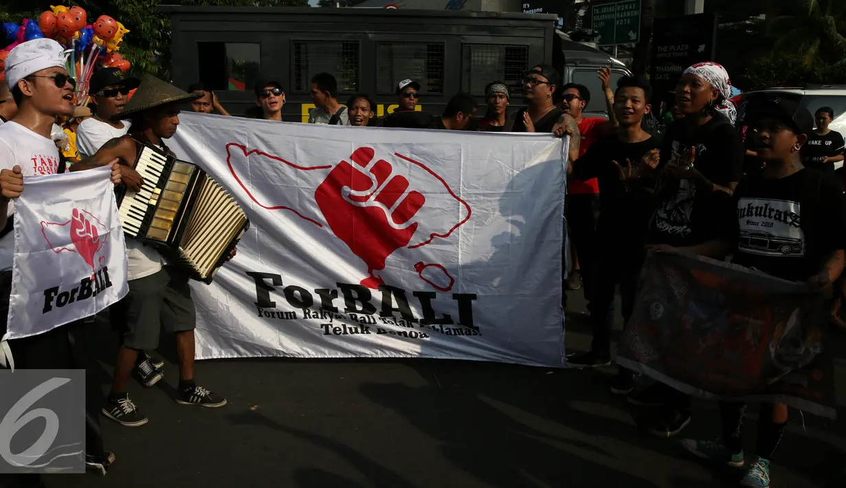 Forum Rakyat Bali Tolak Reklamasi Teluk Benoa (ForBALI) menggelar aksi di Bundaran Hotel Indonesia, Jakarta, Minggu (4/9). Mereka menyuarakan penolakannya atas reklamasi Teluk Benoa di Bali. (Liputan6.com/Johan Tallo)