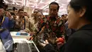 Presiden Joko Widodo melihat-lihat booth fintech usai meresmikan pembukaan Indonesia Fintech Festival & Conference di Tangerang, Selasa (30/8). Fintech merupakan industri jasa keuangan berbasis teknologi digital. (Liputan6.com/Faizal Fanani)