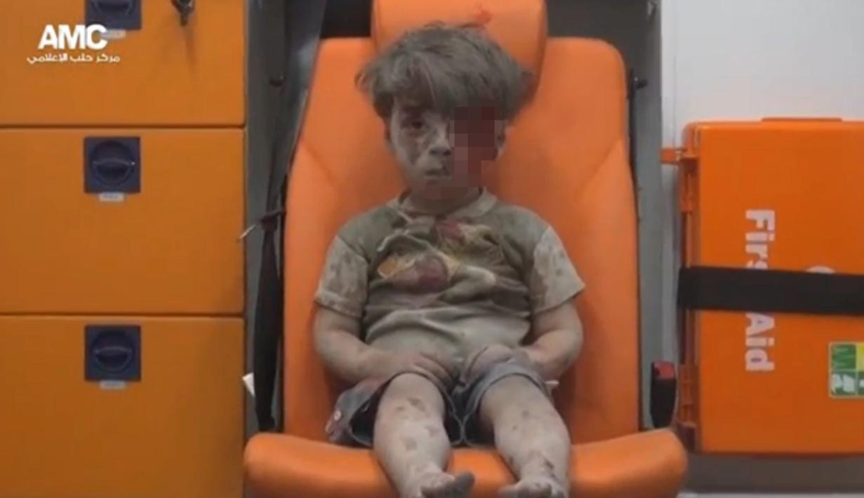 Omran Daqneesh, salah satu bocah yang berhasil diselamatkan dari reruntuhan gedung di Aleppo, Suriah (17/8). Omran selamat dari reruntuhan gedung akibat serangan jet tempur milik pemerintah Suriah. (REUTERS)