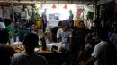 Para kerabat berkumpul melayat Rancel Cruz petugas kepolisian yang mati di tembak pecandu narkoba di Manila, Filipina, (19/10). Sebanyak 1.900 orang tewas akibat perang narkoba di Filipina. (REUTERS/Erik De Castro)