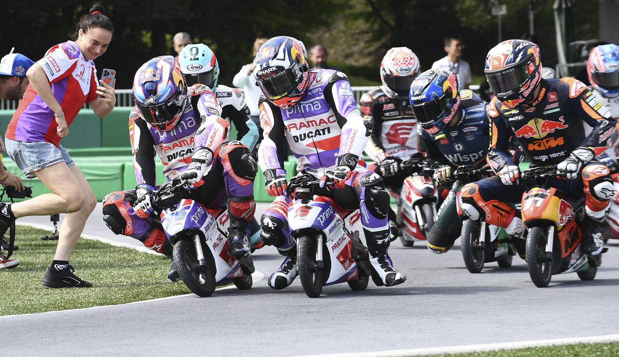Pembalap Pembalap Prima Pramac Racing MotoGP, Johann Zarco (tengah) dan Jorge Martin (kedua kiri) memacu motornya saat mengikuti perlombaan motor mini pada rangkaian acara menjelang MotoGP Jepang 2023 di Mobility Resort Motegi, Motegi, Perfektur Tochigi, Jepang, 28 September 2023 waktu setempat. (AFP/Toshifumi Kitamura)