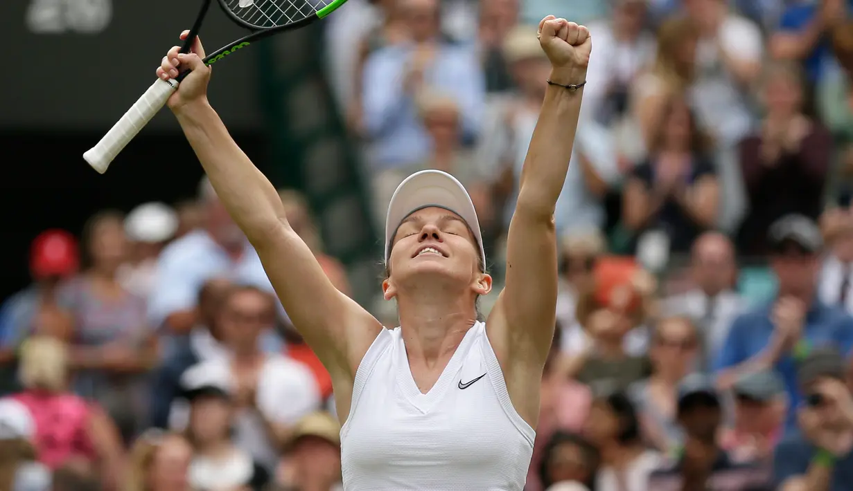 Petenis Rumania, Simona Halep melakukan selebrasi seusai mengalahkan petenis China, Shuai Zhang pada perempat final Grand Slam Wimbledon di London, Selasa (9/7/2019). Halep mengalahkan petenis non-unggulan asal China dengan memetik kemenangan 7-6, 6-1. (AP Photo/Tim Ireland)