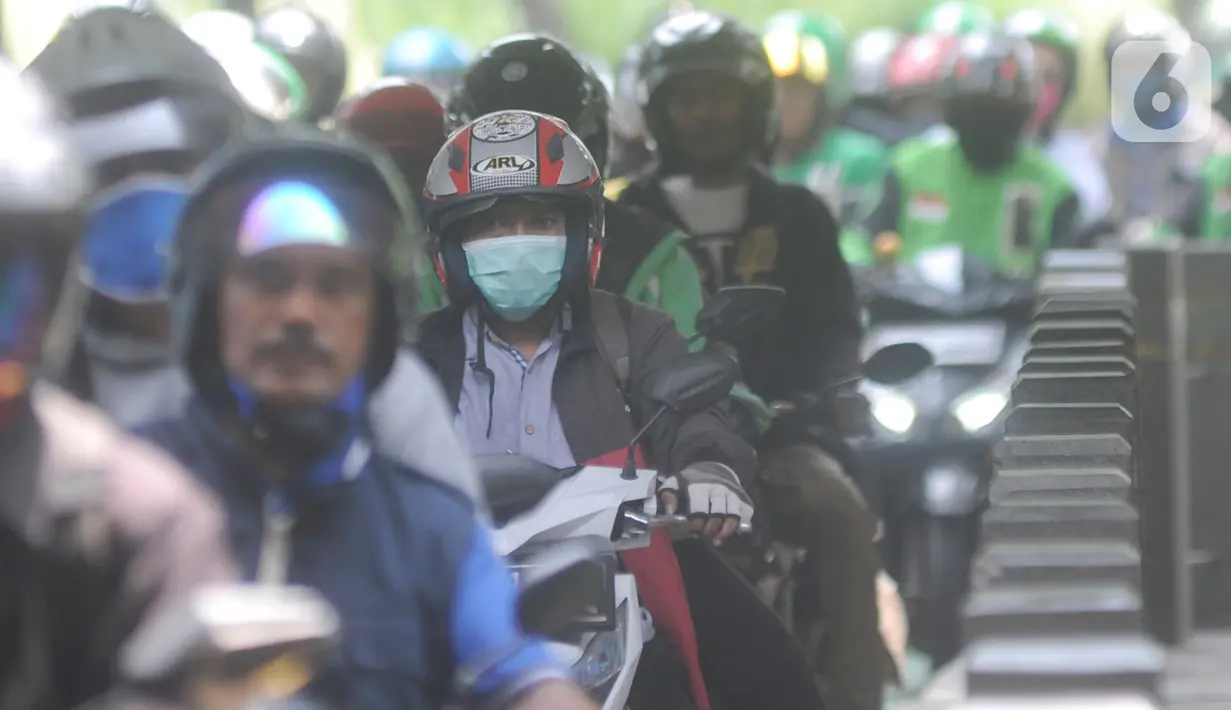 Sejumlah pengendara motor terjebak kemacetan saat melintasi kolong jalan layang (flyover) Semanggi, Jakarta, Senin (16/3/2020). Meski Presiden Jokowi mengeluarkan imbauan masyarakat untuk bekerja di rumah, namun beberapa ruas jalan di Ibu Kota masih mengalami kemacetan. (merdeka.com/Arie Basuki)