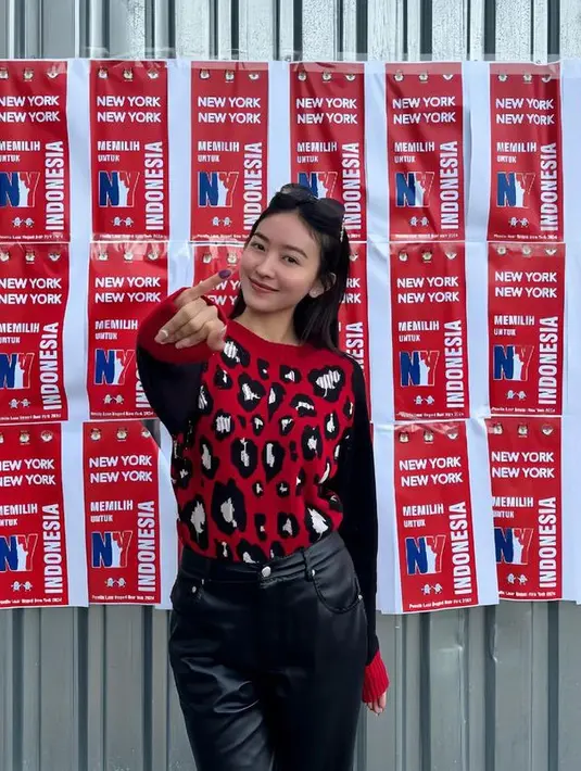 Lalu Natasha Wilona tampil mengenakan sweater merah bermotif lengan panjang hitam. Dipadukan celana kulit hitam.  [@natashawilona12]
