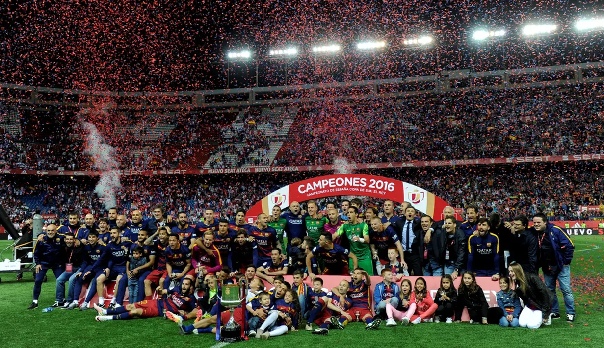 Pemain Barcelona merayakan gelar juara Copa del Rey setelah mengalahkan Sevilla dalam final yang berlangsung di Vicente Calderon, Madrid, Minggu (22/5/2016). (AFP/Josep Lago)