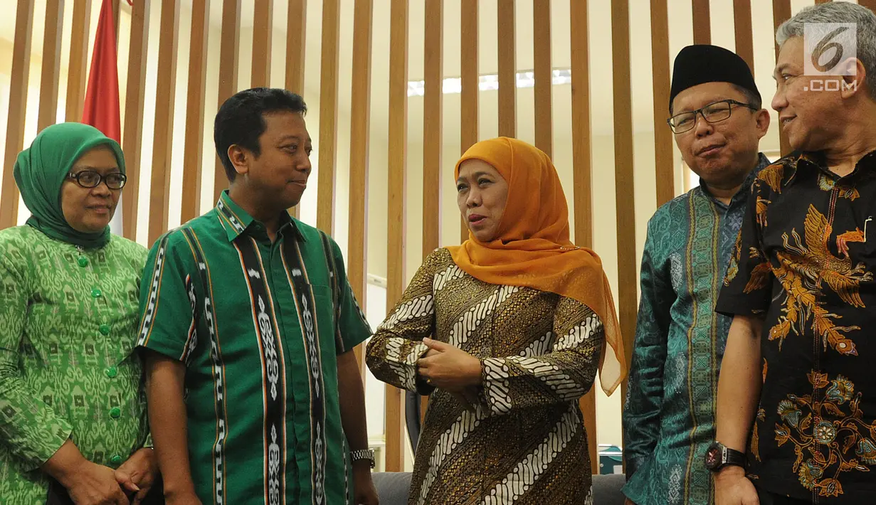 Cagub Jawa Timur Khofifah Indar Parawansa (tiga kanan) berbincang dengan Ketum PPP Romahurmuziy (dua kiri) di Kantor DPP PPP, Jakarta, Senin (9/7). Acara ini dalam rangka silaturahmi. (Merdeka.com/Arie Basuki)