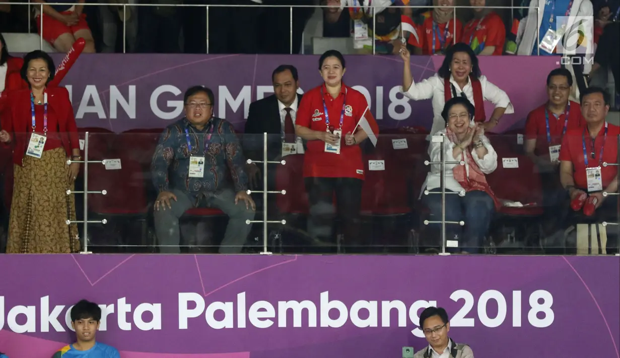 Presiden RI ke-5, Megawati Sukarnoputri (kedua kanan) bersama Menko PMK, Puan Maharani saat menyaksikan final bulu tangkis putra perseorangan Asian Games 2018 di Istora GBK, Jakarta, Selasa (28/8). (Liputan6.com/Helmi Fithriansyah)
