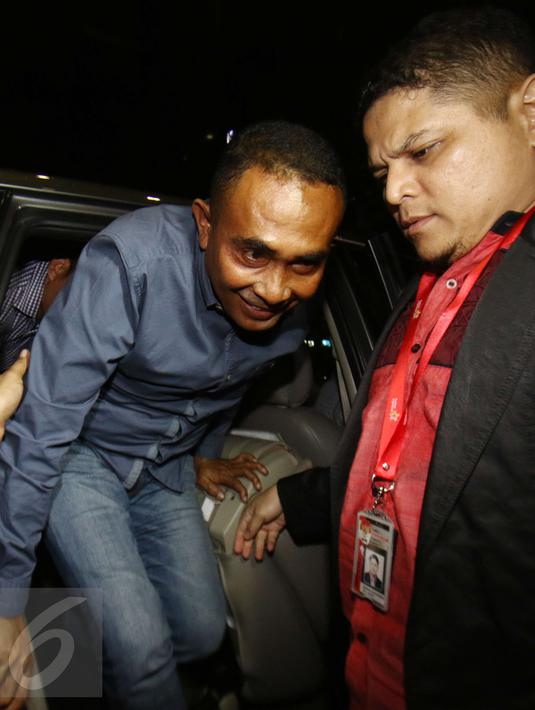 Bupati Buton, Samsu Umar Abdul Samiun saat keluar dari mobil menuju Gedung KPK, Jakarta, Rabu (25/1). KPK menjemput paksa Samsu Umar karena sudah dua kali mangkir memenuhi panggilan pemeriksaan KPK. (Liputan6.com/Helmi Afandi)