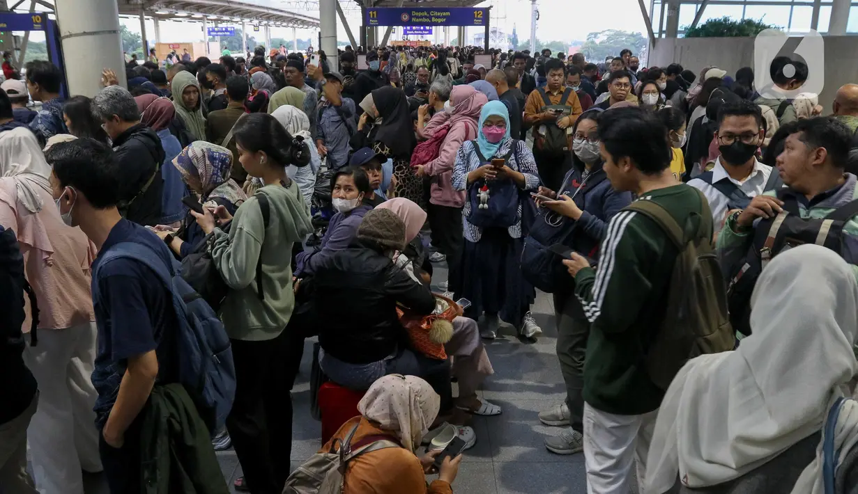 KAI Commuter menambah perjalanan pada commuter line Jabodetabek per 1 Februari 2025 sehingga waktu perjalanan semakin singkat. (Liputan6.com/Herman Zakharia)