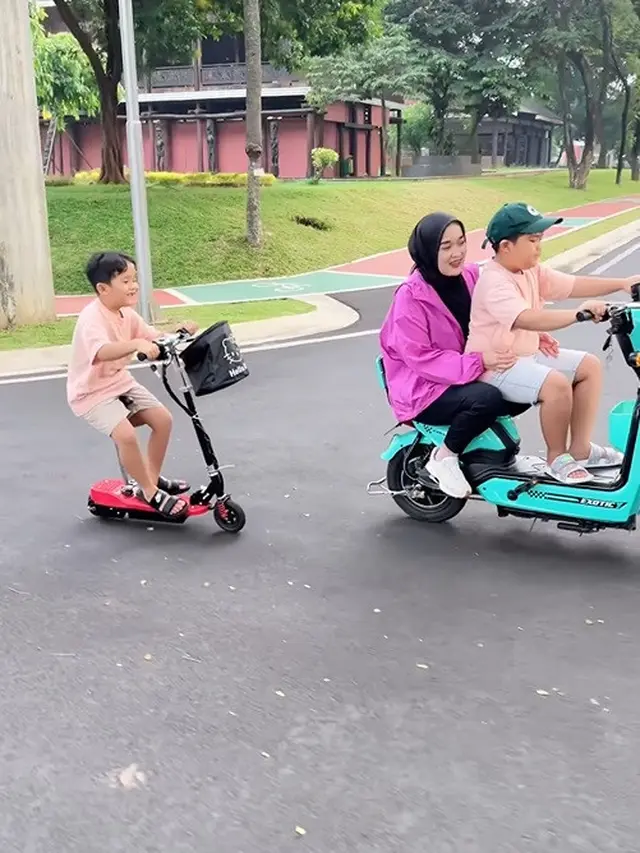 Potret Ririe Fairus dan Ayus Sabyan bersama kedua anaknya. (Foto: Instagram/ririe_fairus)
