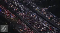 Jelang libur panjang Idul Adha, kondisi lalu lintas di tol dalam kota dan lingkar luar Jakarta mulai macet disebabkan banyaknya volume kendaraan, Jakarta, Jumat (9/9). (Liputan6.com/Gempur M Surya)
