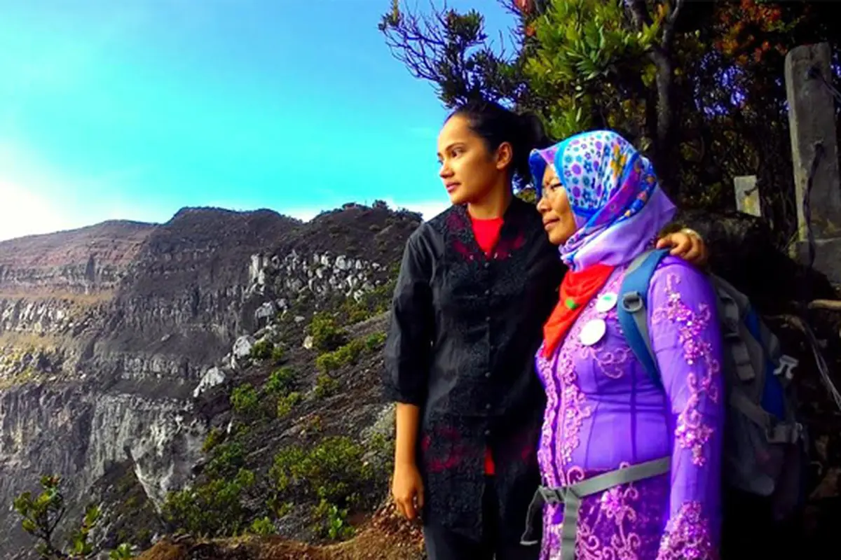 Hari Kartini, Berkebaya Mendaki ke Gunung Gede Pangrango
