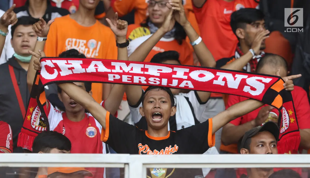 Suporter tim Macan Kemayoran membentangkan syal saat merayakan gelar juara Go-Jek Liga 1 Indonesia 2018 bersama Bukalapak yang diraih Persija di Stadion GBK, Jakarta, Minggu (9/12). Persija meraih juara dengan 62 poin. (Liputan6.com/Helmi Fithriansyah)