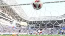 Proses terjadinya gol yang dicetak striker Prancis, Kylian Mbappe, ke gawang Argentina pada laga 16 besar Piala Dunia di Kazan Arena, Kazan, Sabtu (30/6/2018). Prancis menang 4-3 atas Argentina. (AFP/Franck Fife)