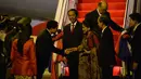 Presiden Joko Widodo (Jokowi) didampingi Ibu Negara Iriana Joko Widodo tiba di Bandara Internasional Wattay, Vientiane, Laos, Senin (5/9). Di bandara, Jokowi dan Ibu Iriana disambut oleh Dubes Indonesia untuk Laos Irmawan Emir Isnandar. (Noel CELIS/AFP)