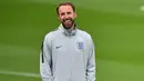 Pelatih Inggris, Gareth Southgate tersenyum saat melihat pemainnya berlatih di Staplewood Campus di southampton, Inggris selatan (9/9/2019). Inggris akan bertanding melawan Kosovo pada grup A Kualifikasi Euro 2020 di Stadion Saint Mary. (AFP Photo/Glyn Kirk)