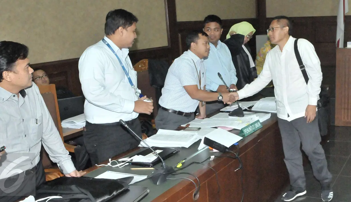 Mantan Ketum Partai Demokrat Anas Urbaningrum usai menjadi saksi sidang kasus korupsi e-KTP di Pengadilan Tipikor Jakarta, Kamis (6/4). Delapan orang saksi dihadirkan JPU dalam sidang kelima kasus mega korupsi e-KTP ini. (Liputan6.com/Helmi Afandi)