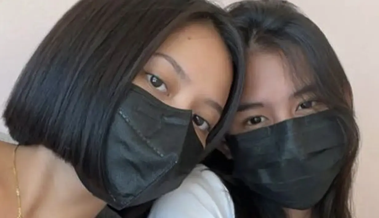 Ia pun mengabadikan rambut barunya, dengan Shenina Cinnamon. Menurut sahabat Fimela bagaimana tampilan baru Hanggini? Tampak fresh bukan? @hanggini