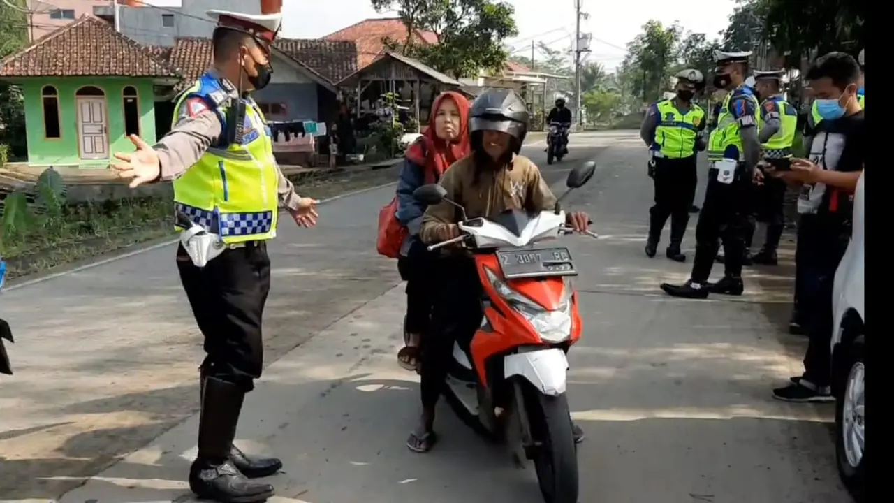 Petugas gabungan terpaksa mengentikan pengguna kendaraan bermotor roda dua karena terbukti menggunakan sandal jepit pada pelaksanaan operasi patuh lodaya 2022. (Liputan6.com/Jayadi Supriadin)