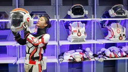 Seorang staf wanita memperagakan menggunakan pakaian luar angkasa di markas simulasi C-Space Project Mars di Gurun Gobi, Jinchang, Provinsi Gansu, China (17/4). Tempat ini bekerja sama dengan Astronauts Center of China (ACC), yang nantinya menjadi pusat pelatihan astronot. (Reuters/Thomas Peter)