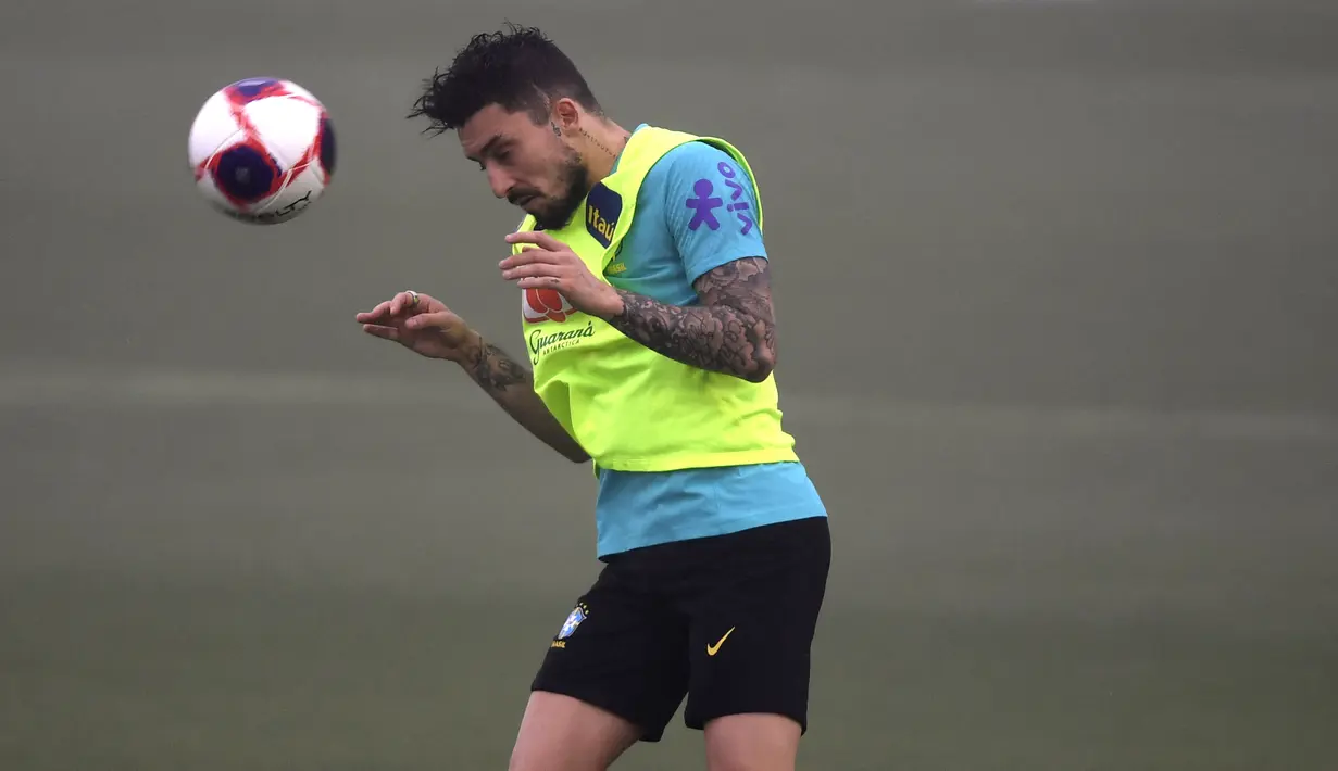 Penyerang Brasil Alex Telles mengambil bagian dalam sesi latihan di Granja Comary, Rio de Janeiro, Minggu (27/3/2022). Brasil akan menghadapi Bolivia dalam laga lanjutan Kualifikasi Piala Dunia 2022 zona Amerika Selatan pada Rabu, 30 Maret mendatang. (MAURO PIMENTEL/AFP)