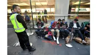 Antrean pembelian iPhone 8 di luar Apple Store Sydney, Australia. (AAP/Joel Carrett)