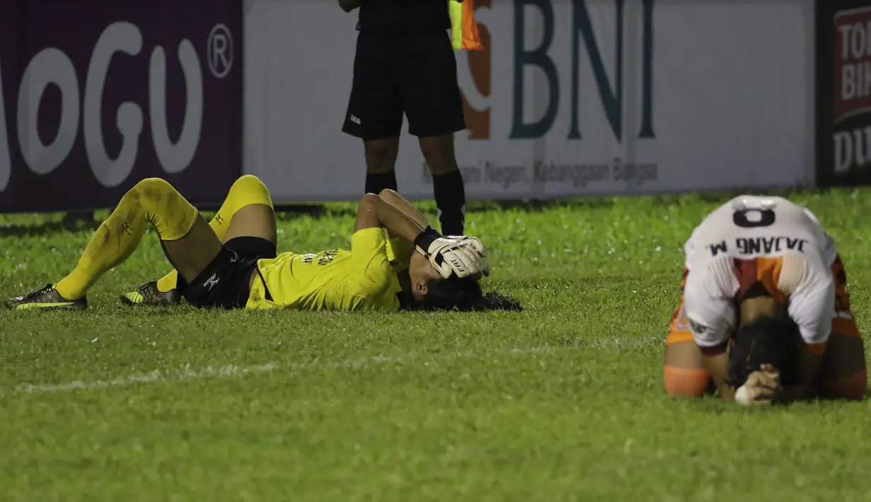 Pemain PBFC, Jajang Mulyana, tertunduk usai takluk adu penalti 2-4 (2-2) dari Semen Padang pada laga semifinal Piala Jenderal Sudirman di Stadion Stadion Haji Agus Salim, Padang, Sabtu (16/1/2016). (Bola.com/Reza Bachtiar)