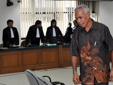 Terdakwa Bupati Biak Numfor, Yesaya Sombuk dalam sidang putusan vonis di Pengadilan Tipikor, Jakarta, Rabu (29/10/2014). (Liputan6.com/Miftahul Hayat)