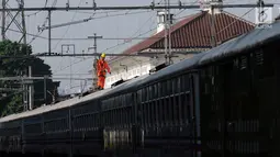 Petugas bersiap mengisi air pada gerbong kereta di Stasiun Senen, Jakarta, Jumat (9/6). Jelang arus mudik Lebaran 2017, PT KAI melakukan perawatan gerbong kereta api yang akan digunakan untuk mengangkut pemudik. (Liputan6.com/Helmi Fithriansyah)