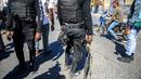 Petugas polisi membawa senjata saat protes untuk mengecam tata kelola polisi yang buruk di Port-au-Prince, Haiti, 26 Januari 2023. Banyaknya geng kriminal disebut menjadi alasan di balik ketidakmampuan polisi Haiti menghentikan kekerasan. (AP Photo/Odelyn Joseph)