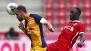 Pemain Liverpool, Naby Keita, berebut bola dengan pemain RB Salzburg, Andreas Ulmer, pada laga persahabatan di Stadion Red Bull Arena, Salzburg, Selasa (25/8/2020). Kedua tim bermain imbang dengan skor 2-2. (AP Photo/Matthias Schrader)