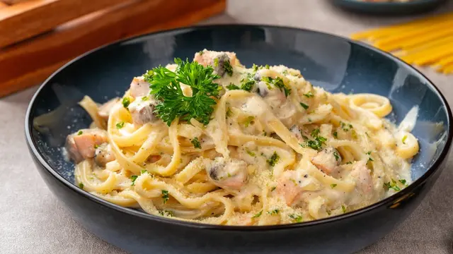 fetucini pasta carbonara