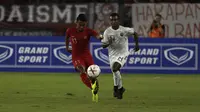 Gelandang Timnas Indonesia, Febri Hariyadi, berusaha melepaskan umpan saat melawan Timor Leste pada laga Piala AFF 2018 di SUGBK, Jakarta, Selasa (13/11). (Bola.com/Yoppy Renato)