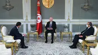 Presiden Tunisia Kais Saied berbincang dengan tamu dari Prancis. Dok: Twitter @TNPresidency