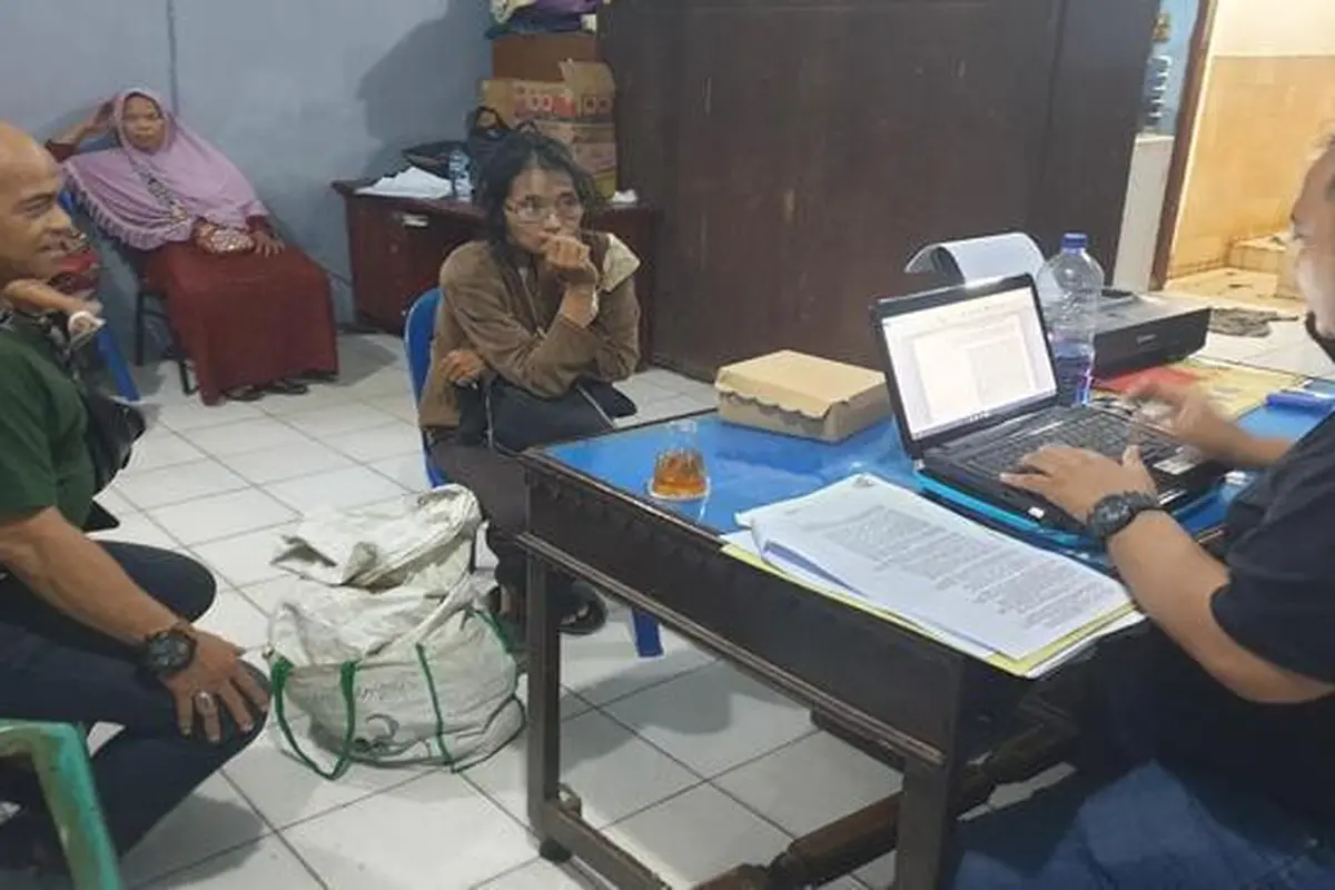 Wanita yang depresi berkeliling membawa rice cooker (penanak nasi) berisi peluru saat diamankan di Polsek Ilir Barat I Palembang, Rabu (28/12/2022). (Dokumentasi Polsek Ilir Barat I Palembang)