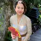 Sherina sendiri beberapa kali tampil dalam balutan kebaya dalam unggahan di Instagram. Penampilannya saat memakai kebaya khas Bali dengan makeup minimalis ini juga sempat curi perhatian. (Liputan6.com/IG/@sherinamunaf)