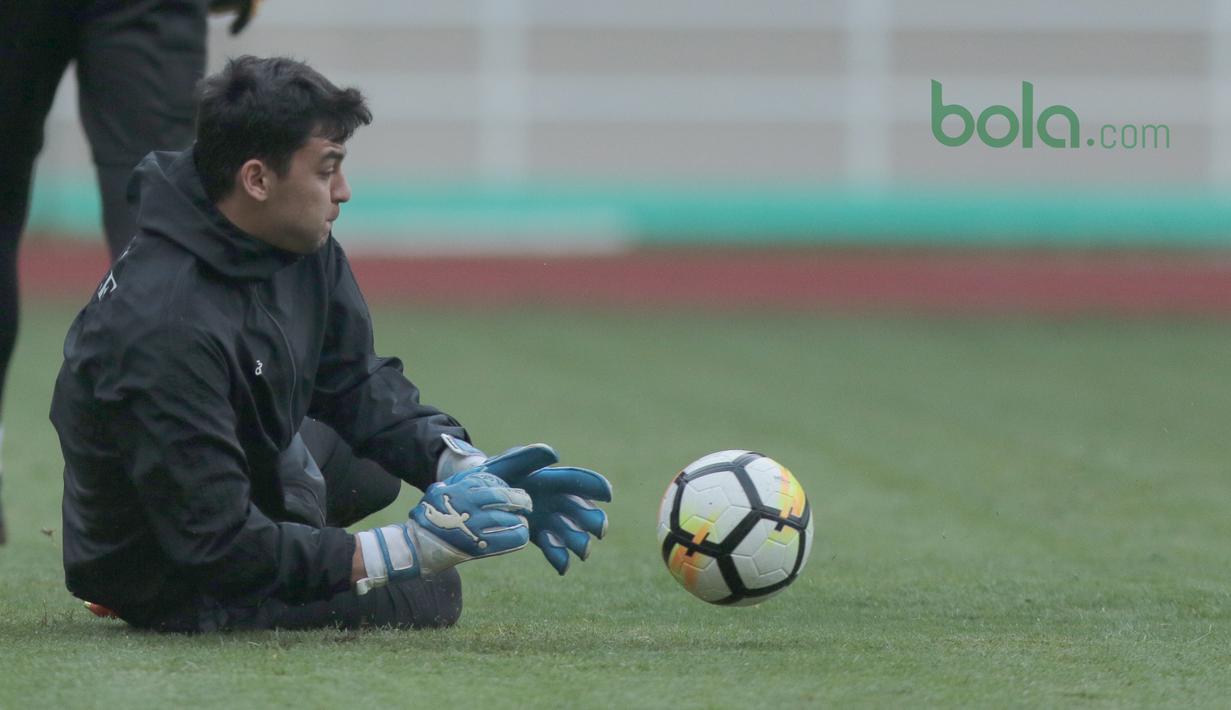 Aksi kiper Uzbekistan menghalau bola pada uji coba lapangan di Stadion Pakansari, Bogor, (26/4/2018). Uzbekistan merupakan salah satu tim yang akan mengikuti ajang PSSI Anniversarry Cup 2018. (Bola.com/Nick Hanoatubun)