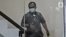 Direktur Utama PT Waskita Beton Precast Jarot Subana tiba di Gedung KPK, Jakarta, Kamis (23/7/2020). Jarot dijemput paksa penyidik KPK setelah tiga kali mangkir memenuhi panggilan kasus dugaan tindak pidana korupsi proyek fiktif pada BUMN PT Waskita Karya (Persero) Tbk. (merdeka.com/Iqbal Nugroho)