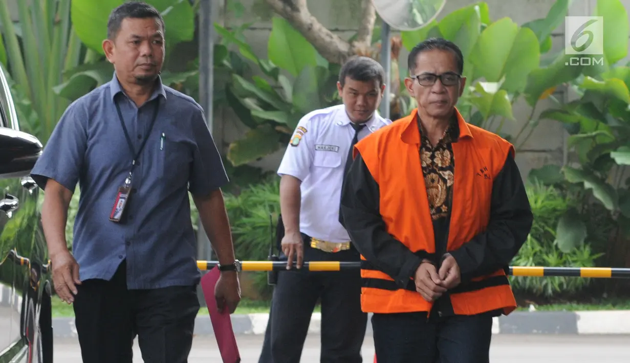 Tersangka Bupati nonaktif Mesuji Khamami (kanan) berjalan memasuki Gedung KPK untuk menjalani pemeriksaan di Jakarta, Selasa (14/5/2019). Khamami diperiksa sebagai tersangka untuk melengkapi berkas terkait kasus suap fee proyek infrastruktur pada Dinas PUPR Pemkab Mesuji. (merdeka.com/Dwi Narwoko)