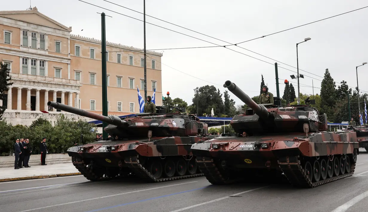 Tentara Yunani menaiki kendaraan militer dalam parade memperingati Hari Kemerdekaan di Athena, Minggu (25/3). Parade ini menandai dimulainya perang oleh Yunani untuk memperoleh kemerdekaan dari kesultanan Utsmaniyah pada tahun 1821. (AP/Yorgos Karahalis)