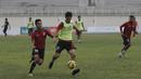 Pemain Mitra Kukar, Carlos Sciucatti berusaha melewati Rahadian Yogi saat latihan jelang laga semi final Piala Presiden 2015 melawan Persib di Stadion Aji Imbut, Tenggarong, Kaltim, Sabtu (3/10/2015). (Bola.com/Vitalis Yogi Trisna)