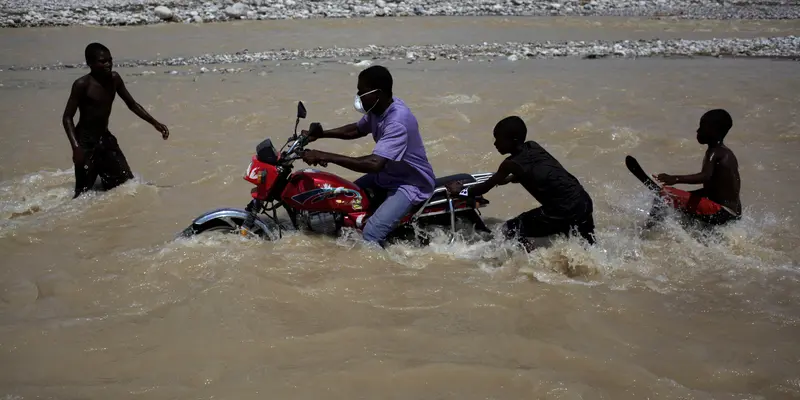 20161012-Warga Haiti Nekat Terjang Sungai untuk Menyeberang-Haiti