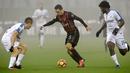 Pemain AC Milan, Giacomo Bonaventura, berusaha melewati hadangan pemain Atalanta dalam lanjutan Serie A yang berlangsung di Stadion San Siro, Milan, Sabtu (17/12/2016) waktu setempat. (AFP/Tiziana Fabi)