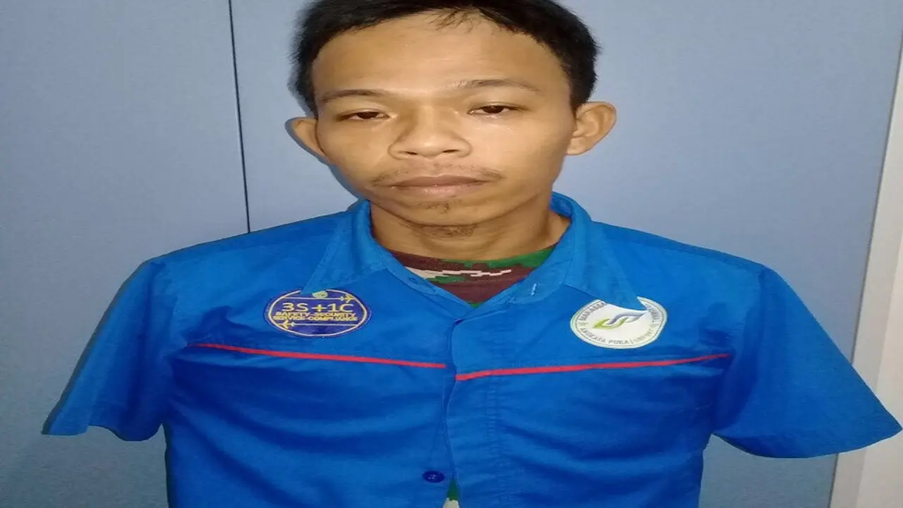 Pelaku utama garong di area pengiriman Kargo Bandara Internasional Sultan Hasanuddin Makassar, Asriadi saat diinterogasi di Posko Resmob Polda Sulsel (Liputan6.com/ Eka Hakim)