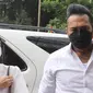 Musikus I Gede Ary Astina alias Jerinx didampingi istrinya, Nora Alexandra, tiba di Polda Metro Jaya, Jakarta, Sabtu (14/08/2021). Kedatangan Jerinx untuk menghadiri proses mediasi dengan pegiat media sosial Adam Deni terkait kasus dugaan pengancaman yang menjeratnya. (Liputan6.com/Herman Zakharia)