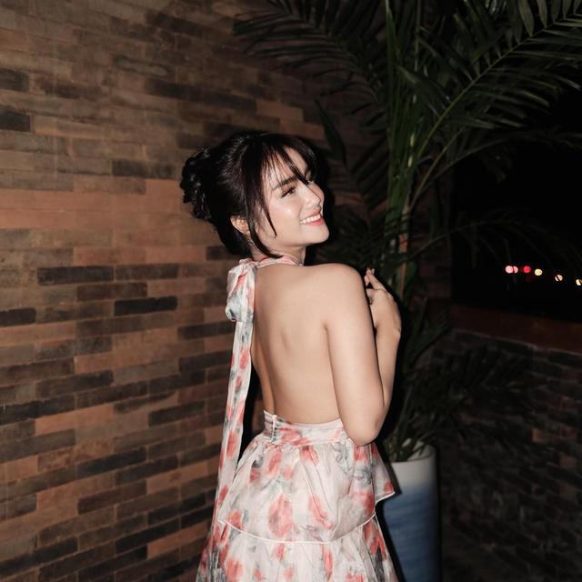 6 Potret Liburan Fuji di Bali Bareng Rachel Vennya, Baju Disorot karena Terlalu Terbuka
