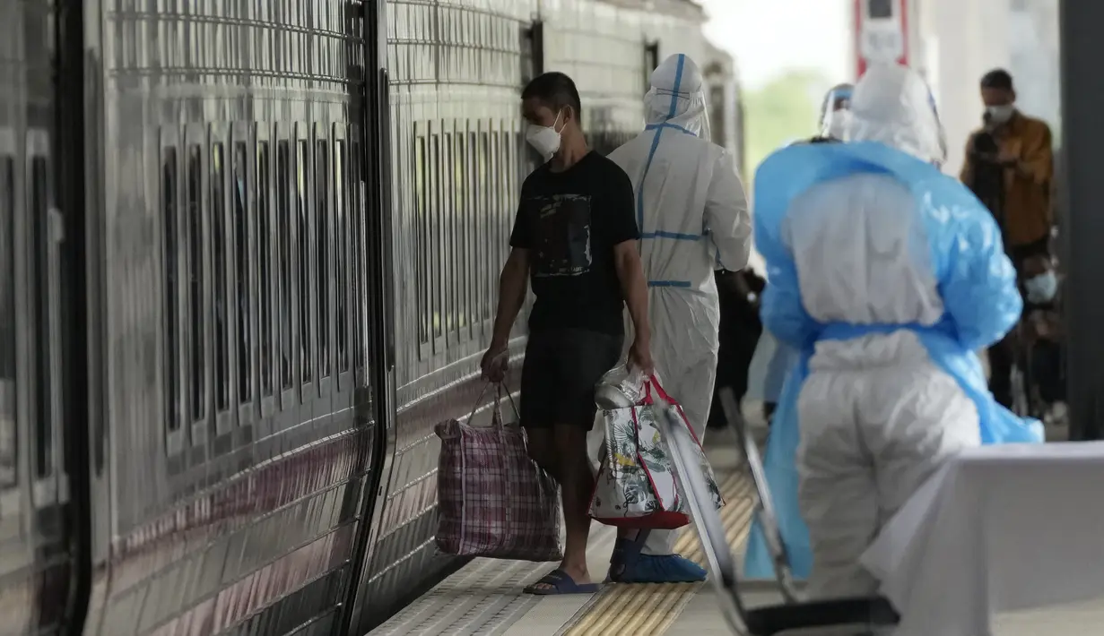 Seorang pasien COVID-19 naik kereta di Stasiun Rangsit, Provinsi Pathum Thani, Thailand, Selasa (27/7/2021). Pengiriman pasien COVID-19 dari Bangkok ke kota asal mereka ini untuk meringankan beban sistem medis ibu kota yang kewalahan. (AP Photo/Sakchai Lalit)
