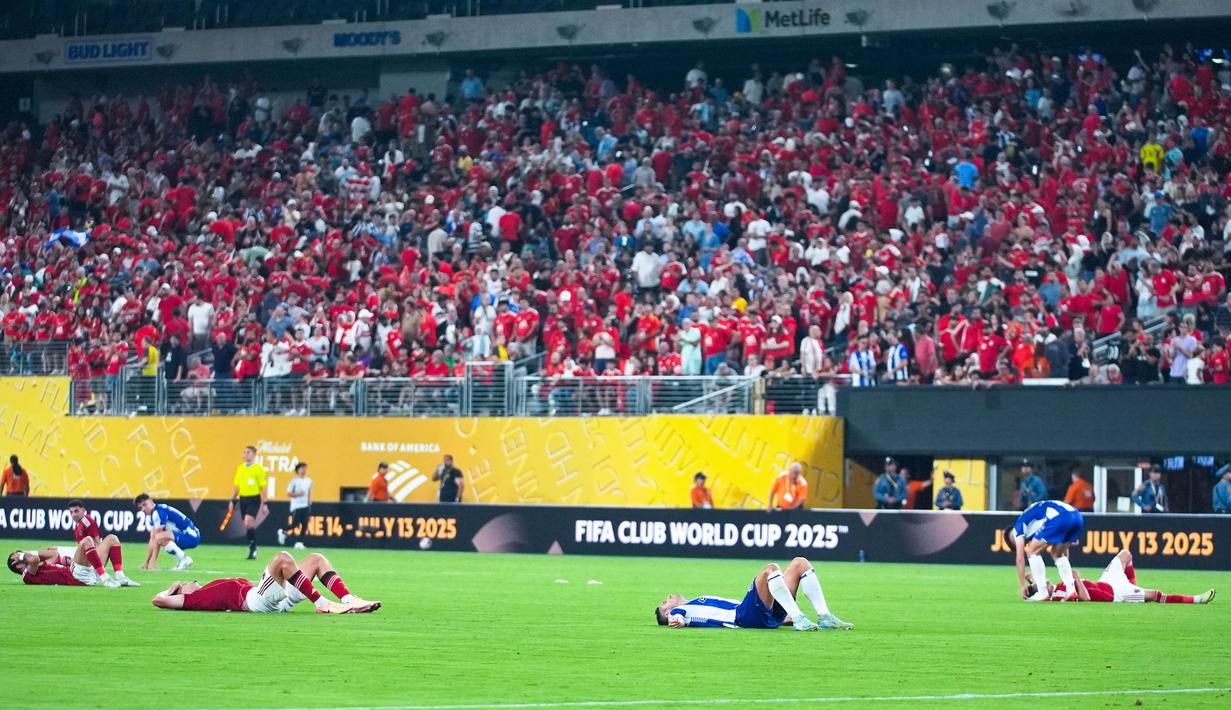 Pemain Porto dan Al Ahly terbaring lesu di lapangan setelah bermain imbang dalam laga seru matchday terakhir Grup A Piala Dunia Antarklub 2025. (AP Photo/Frank Franklin II)