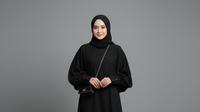 7 Model Gamis Abaya Hitam Polos, Inspirasi Tampilan Elegan dan Minimalis (foto: Gemini AI)