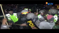 Evakuasi pencuri sepeda motor di Jombang, Jawa Timur, berujung ricuh. Warga yang marah, melempari polisi dengan batu karena tak berhasil menghakimi tersangka.